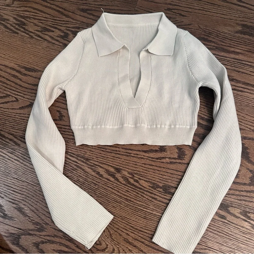 Collared V Neck Sweater Cropped - Picture 2 of 4